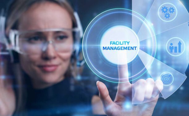 Junge Geschäftsfrau zeigt das Wort auf einem virtuellen Display: Gebäudemanagement. | cleaning on demand