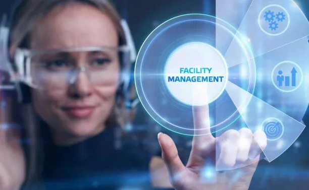 Junge Geschäftsfrau zeigt das Wort auf einem virtuellen Display: Gebäudemanagement. | cleaning on demand