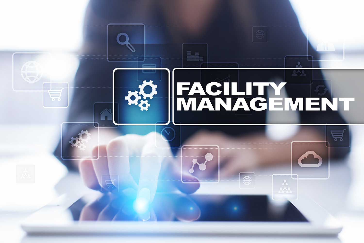 Schaubild: Frau nutzt ein Tablet – Full Service Facility Management wird in Zukunft eine immer größere Rolle spielen.