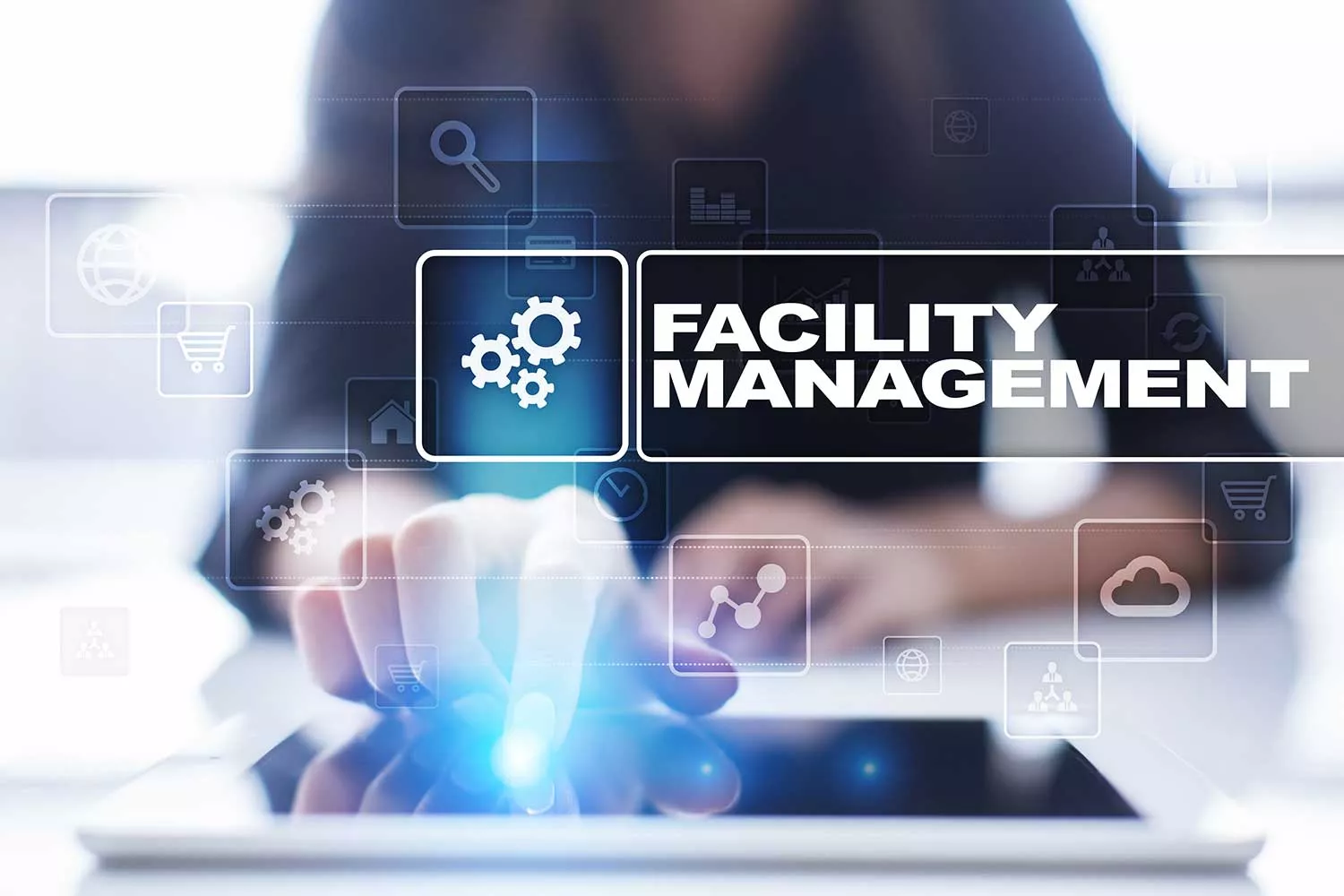Schaubild: Frau nutzt ein Tablet – Full Service Facility Management wird in Zukunft eine immer größere Rolle spielen.