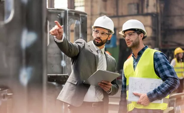 Zwei Mitarbeiter im Facility Management sprechen sich ab – Schaubild für Vertrieb und Operative.