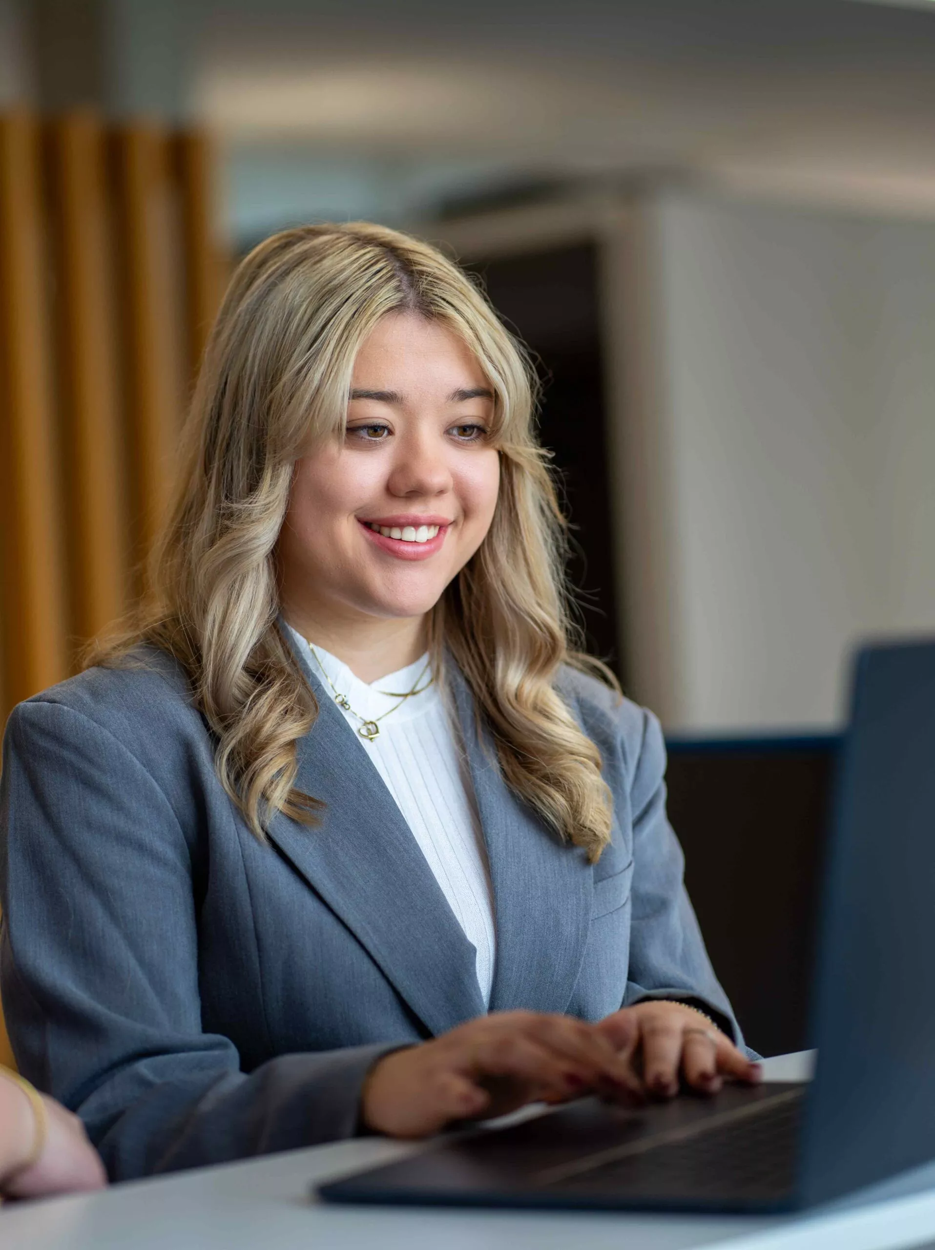 Eine junge Dame am Laptop