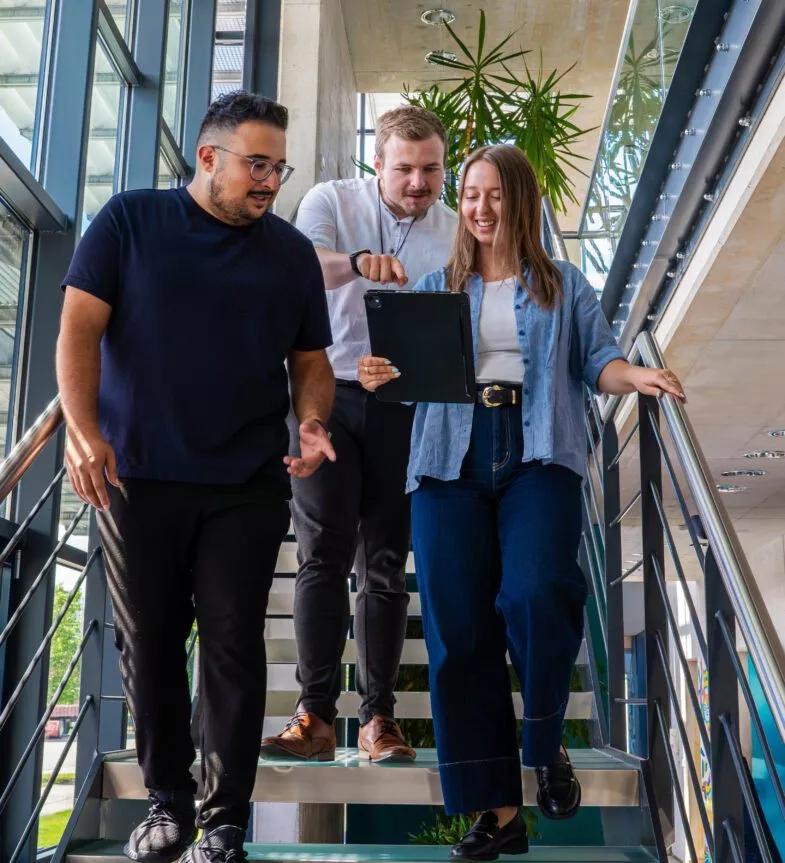 Arbeitskolleg: innen auf einer Treppe