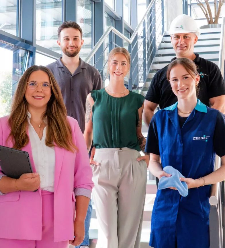 Werner-Team mit fünf Menschen auf einer Treppe