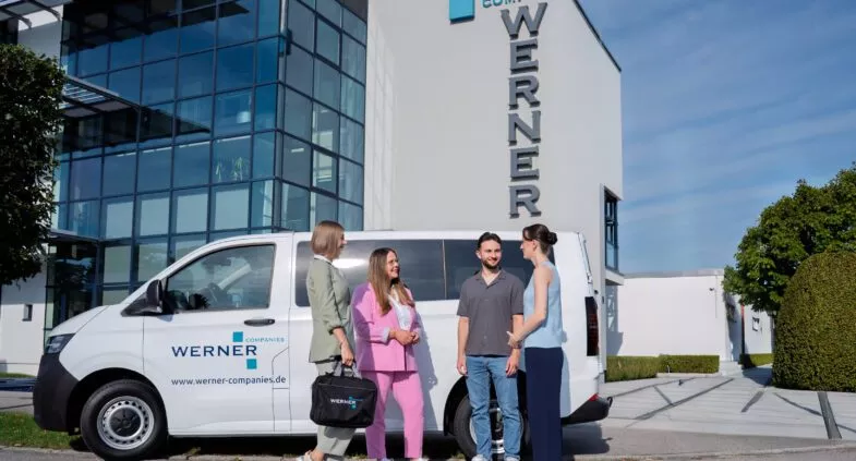 Junge Menschen vor dem WERNER Gebäude in Ergolding